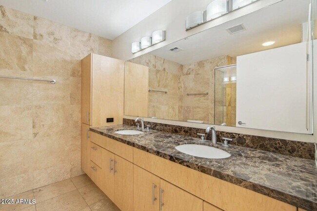 Building Photo - 7131 E Rancho Vista Dr
