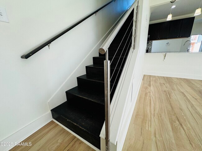 Building Photo - 113 Bayou St