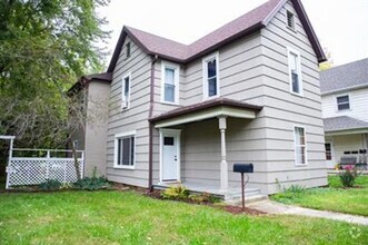 Building Photo - 4 bedroom 2 bath home