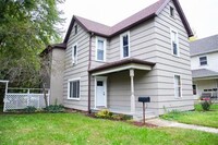 Building Photo - 4 bedroom 2 bath home