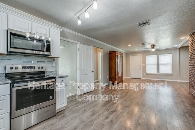 Building Photo - 479 S Sycamore Ave