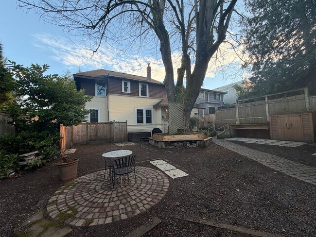 Building Photo - Elegant 4BR 2.5Bath Home with Fenced Yard & Garage Across from Seattle Prep**2 weeks free **2 wee...