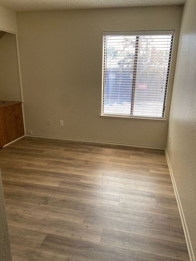 Building Photo - Spacious Condo - Fantastic Location