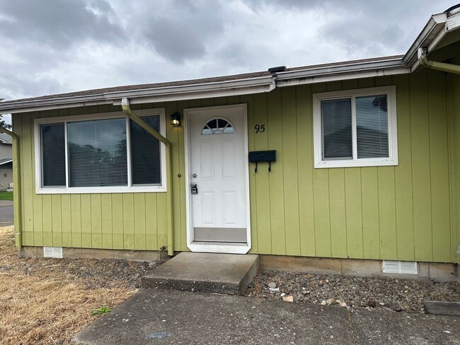 Building Photo - Freshly updated 2 bedroom 1 bathroom duplex with garage!