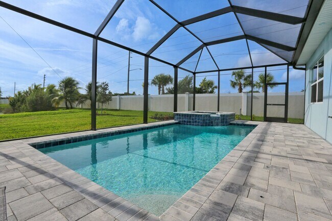 Building Photo - **Brand New, Bright & Beautiful Bonita Spr...