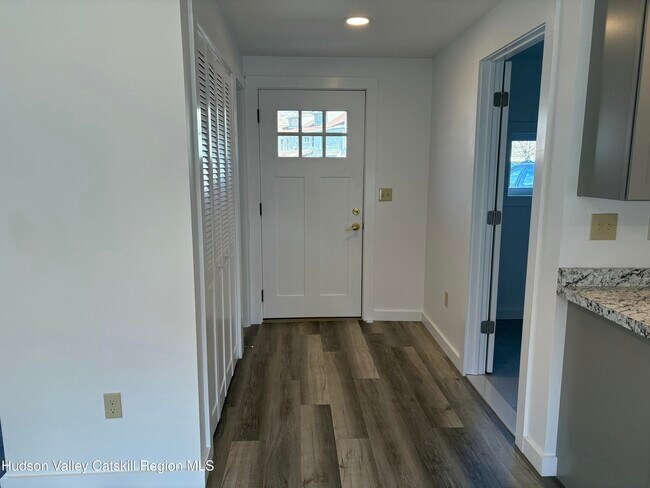 Building Photo - 18 Market St