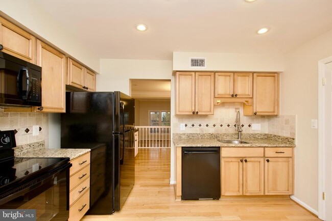 Building Photo - 6136 Summer Park Ln