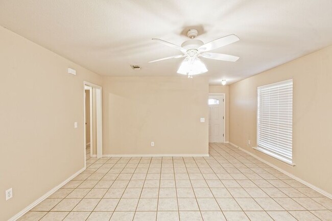 Building Photo - 933 Farmington Rd