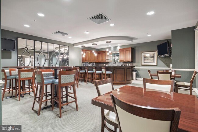 Building Photo - 1915 Towne Centre Blvd