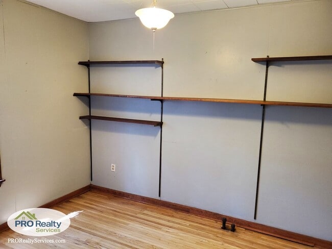 Building Photo - Charming 4 Bedroom Home