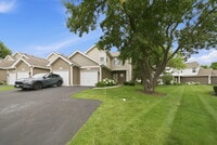Building Photo - Beautifully Updated End-Unit Townhome