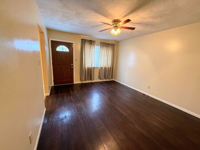 Building Photo - Well-maintained 3-bedroom, 1-bath home in Cleveland