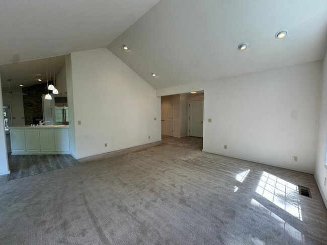 Building Photo - Hucrest home with 3 car garage