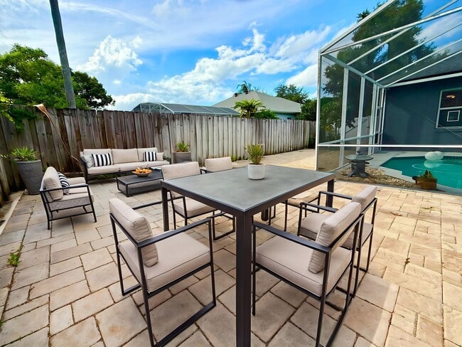 Building Photo - Executive 4bedrooms/3baths Dream pool-home...