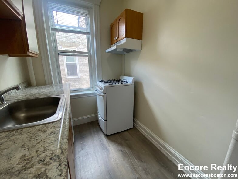 Building Photo - 364 Riverway