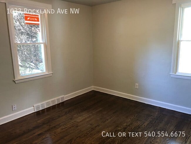 Building Photo - 1033 Rockland Ave NW