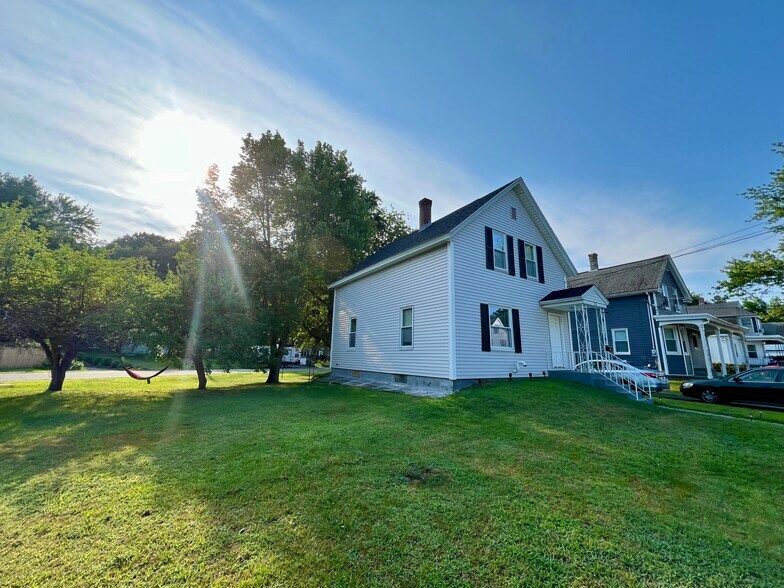 Primary Photo - 203 Hall St
