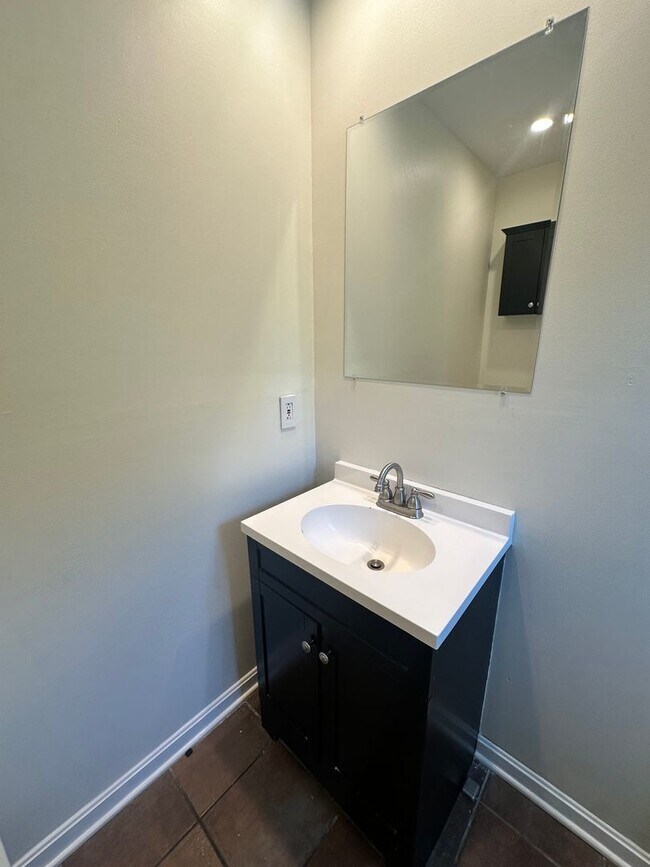 Building Photo - Charming Walk-Out Ranch in Sought-After Ba...