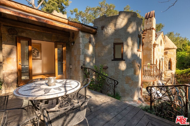 Building Photo - 8978 Wonderland Ave