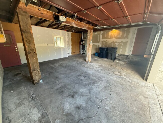Building Photo - Downtown Craftsman, 3 Bedroom, Air Conditi...