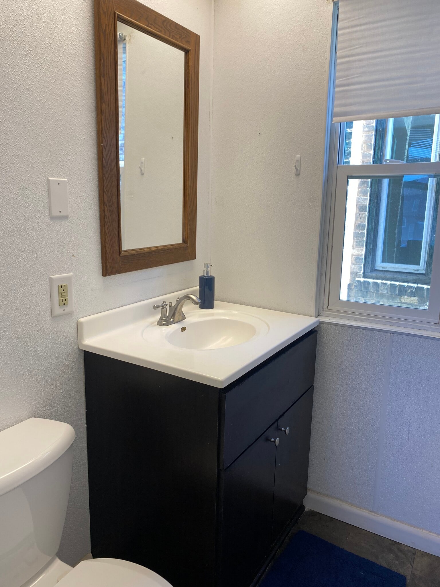 Building Photo - 826 E 2nd St