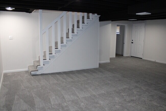 Building Photo - MOVE IN SPECIAL! - Spacious 4 bedroom and 2 bath with a very beautiful sun room in Kansas City MO