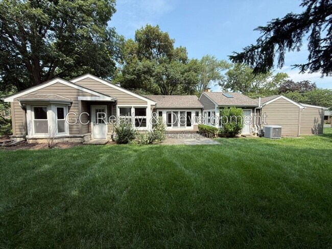 Building Photo - 255 Crest Rd