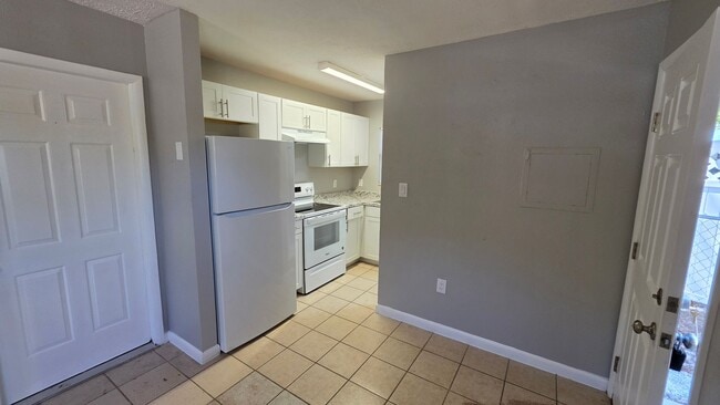 Building Photo - Studio garage apartment