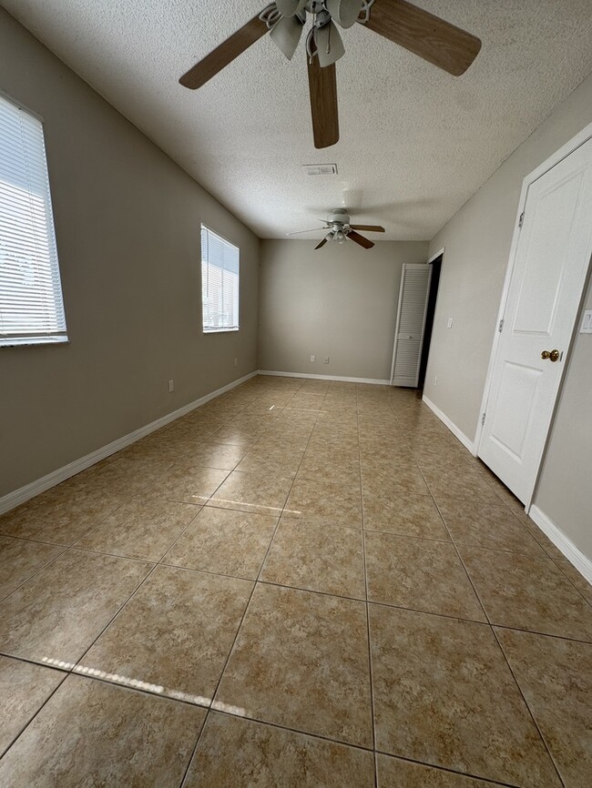 Building Photo - 1732 Laredo Dr