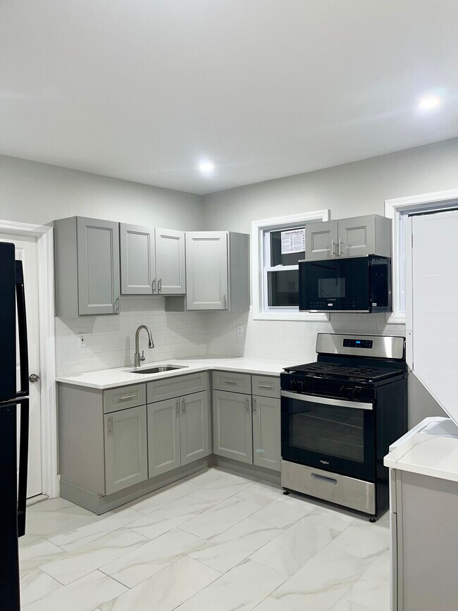 Building Photo - 364 River Dr