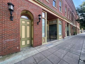 Building Photo - Charming Two Bedroom Apartment Downtown/Mo...