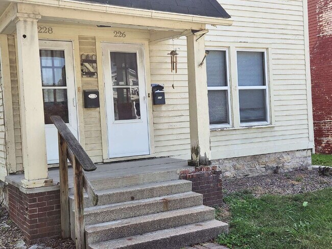 Building Photo - LARGE 2 Bed Lower Downtown Appleton