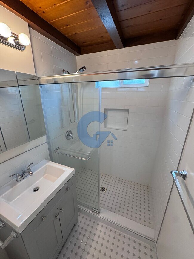 Building Photo - Newly renovated 3 Bed/2.5 Bath Home in Pacific Beach for rent!