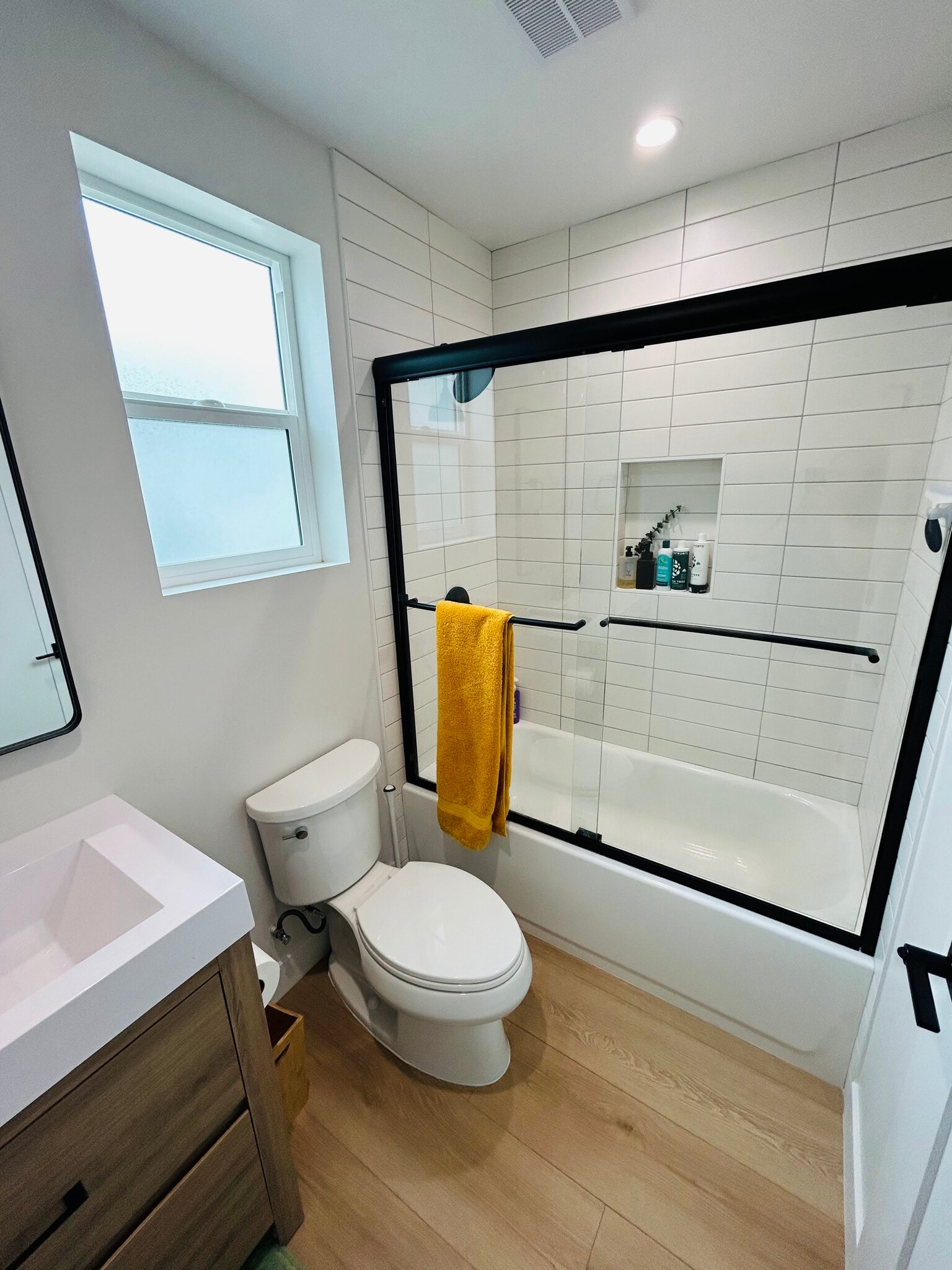 Spacious bathroom with tub and shower - 4415 Catalpa St