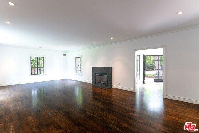 Building Photo - 1115 N Beverly Dr