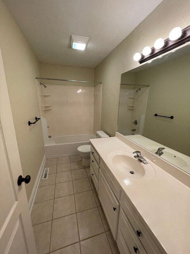 Building Photo - Very spacious 3 bed 2 bath 3 car garage!  ...