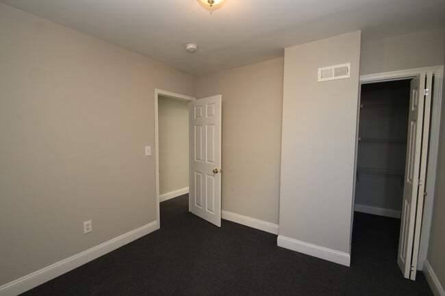Building Photo - Updated & Lovely Harwood 3bd/1ba rowhome w...