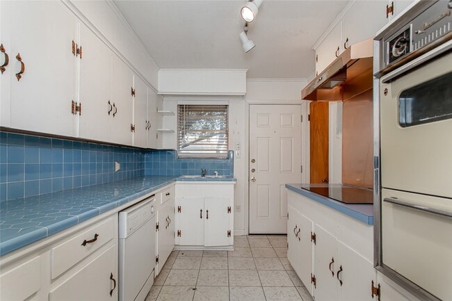 Building Photo - 6523 E Mockingbird Ln