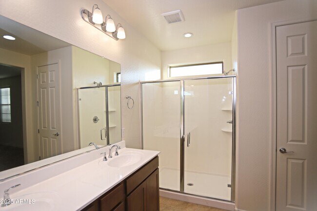 Building Photo - 1005 W Finch Dr