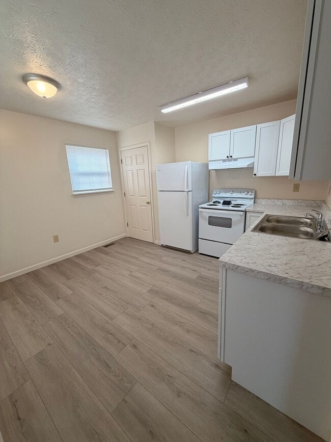 Building Photo - Spacious 3 Bedroom Duplex!