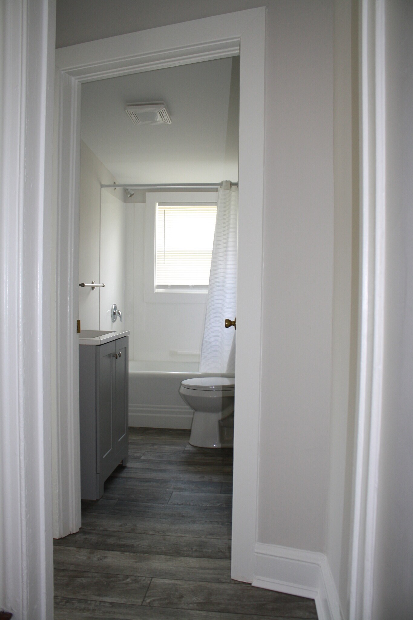 bathroom - 636 E Front St