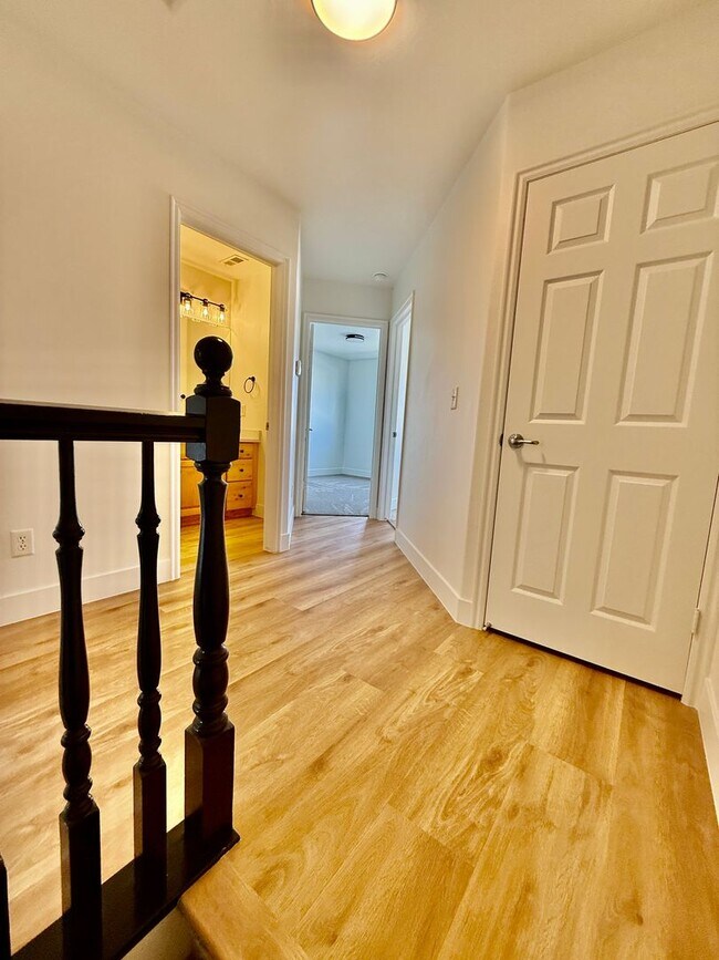 Building Photo - Remodeled 3-BR Lexington Townhome - End Unit