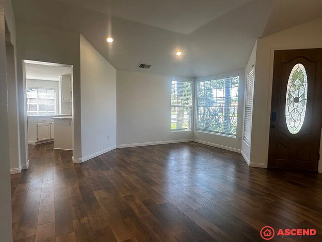 Building Photo - Spacious 3BD/2.5BA Home in Bakersfield's 93311 — HOA Community, Pool, Fireplace, Garage & Small P...