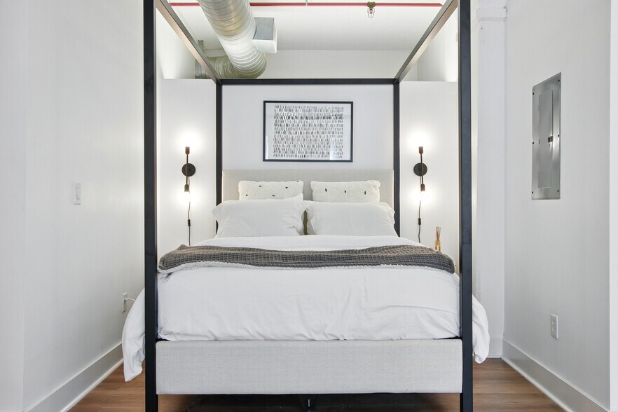 Building Photo - 300 NW 8th Ave