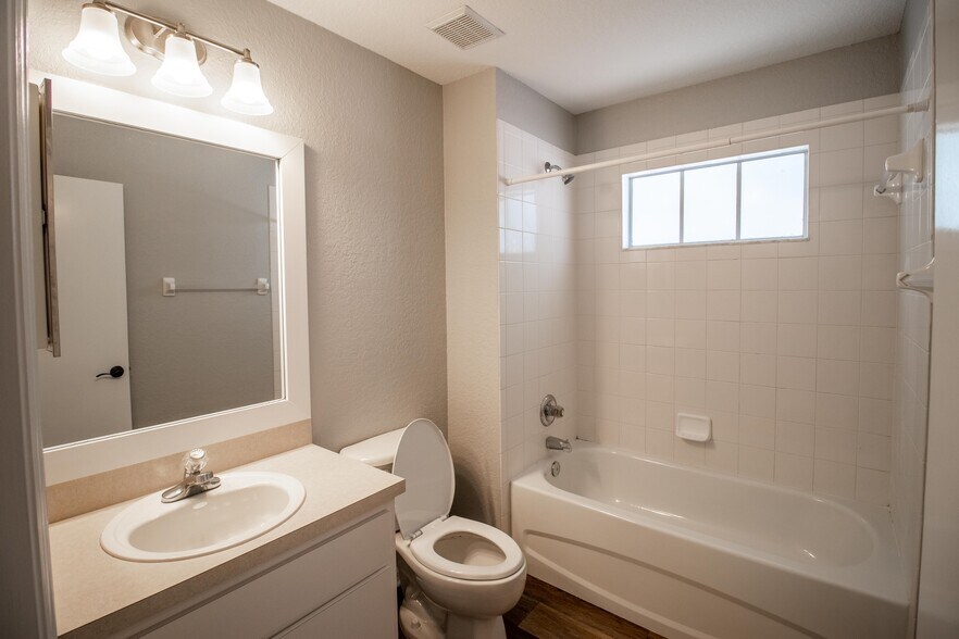 Building Photo - 405 S Lake Ave