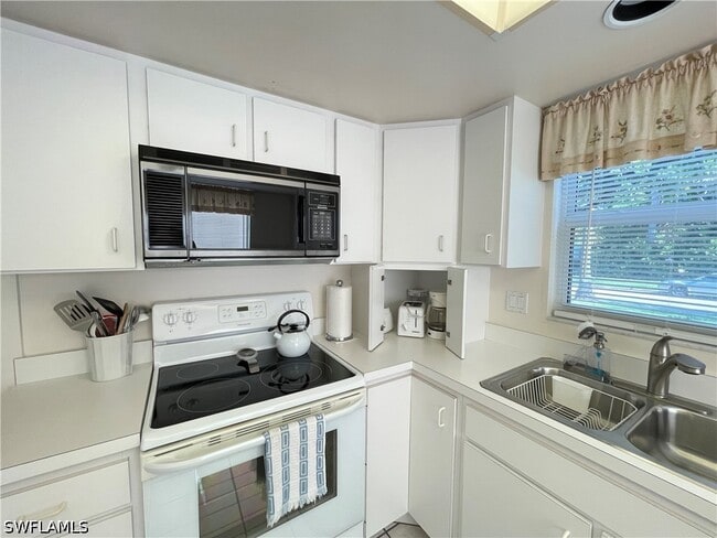 Building Photo - 254 6th Ave S