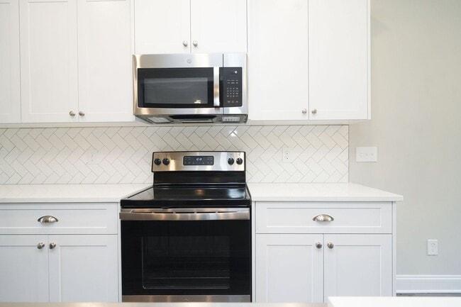 Building Photo - Beautiful 5 / 3 home in John's Landing!  Ask about our 2-year lease promotion!