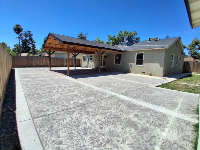 Building Photo - 340 N Santa Rosa Ave