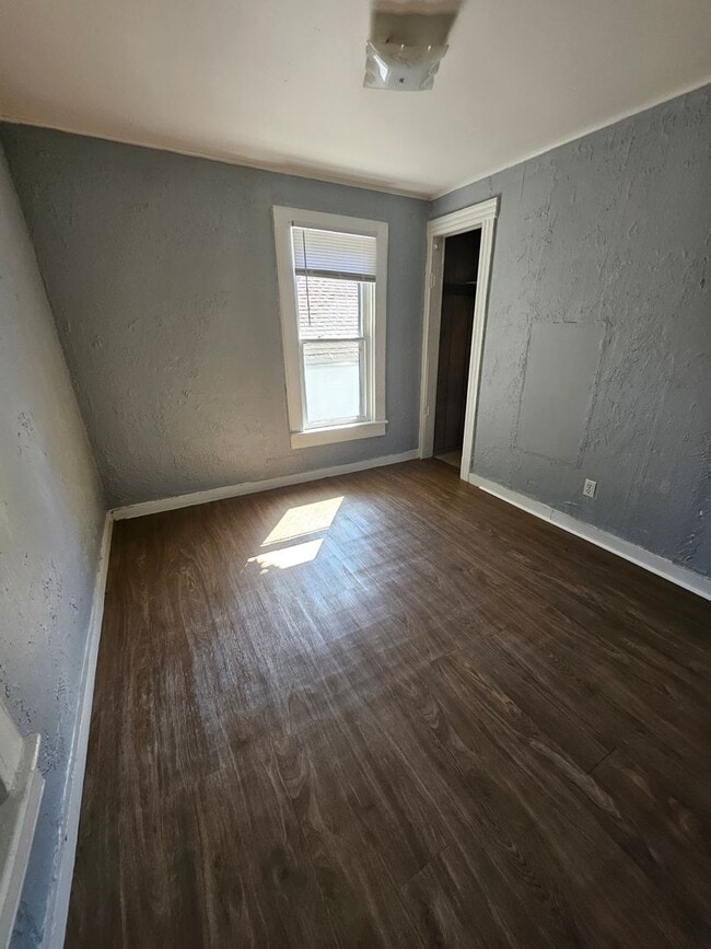 Building Photo - Upper 2 bedroom unit west side