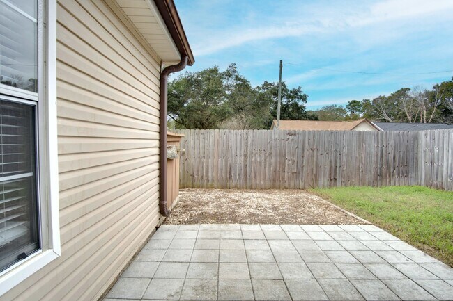 Building Photo - Beautiful 2-Bedroom, 2-Bath Duplex Near Ho...